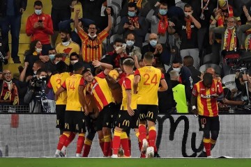 法甲榜首生死战！朗斯整城主场围剿马赛？榜首霸主携10年恩怨破局