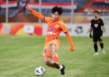 中国男足金靴刚留洋首秀，就在对阵欧冠豪门的比赛中进球，已坐稳主力