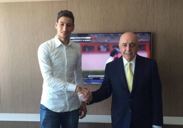 出道10年！2015年3月16岁多纳鲁马与米兰签订合同，10月意甲首秀