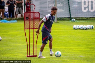 摩洛哥中场艾尔阿祖齐：从博洛尼亚到法甲的职业重启